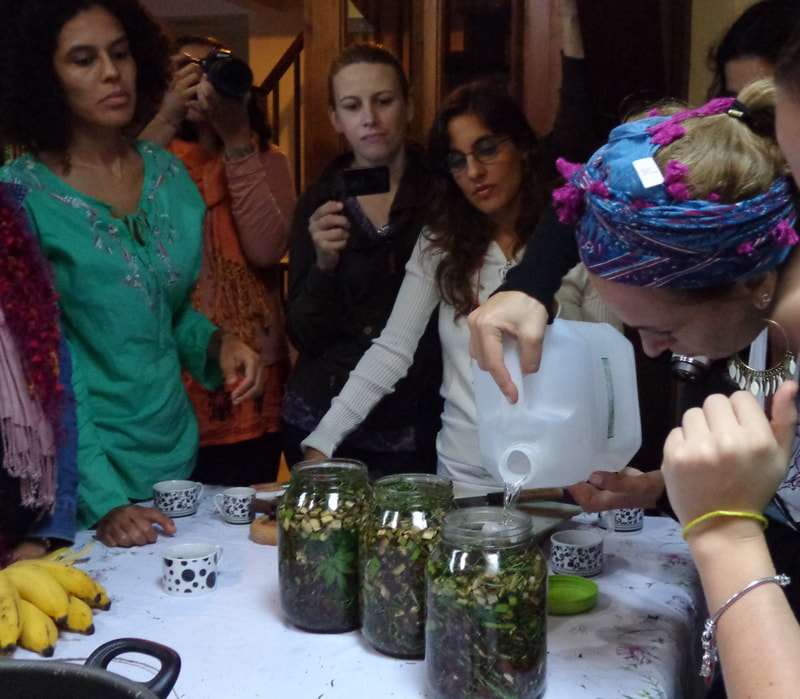 Mexican postpartum workshop by Naoli Vinaver, showing students preparing herbs for the postpartum. 