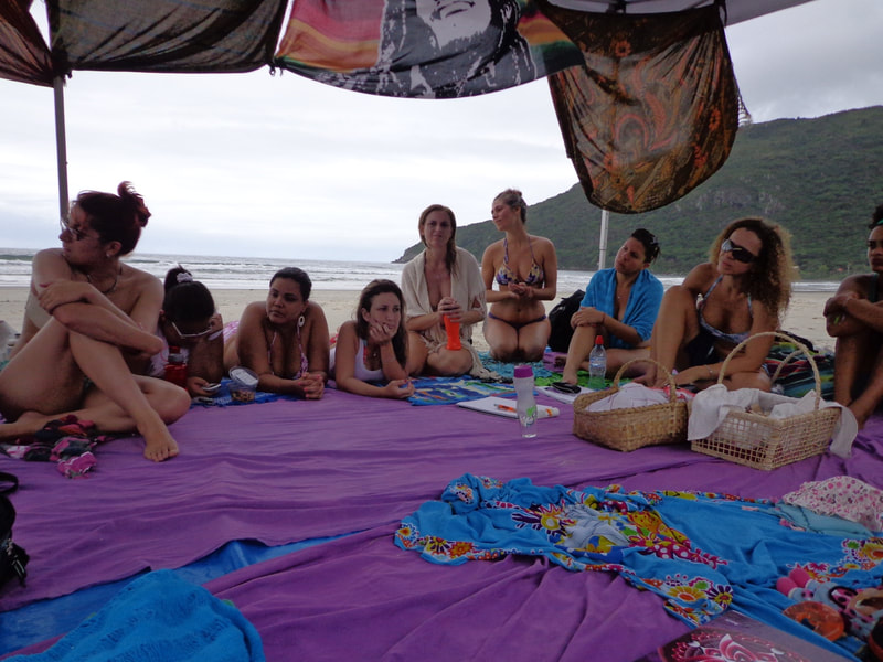 Outdoor class at Matadeiro beach in Art of Birth workshop by Naoli Vinaver. Photo by Naoli Vinaver