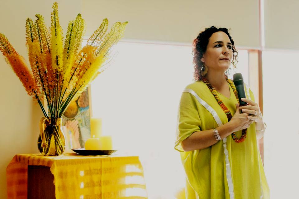 Naoli Vinaver giving a lecture at a congress in Ukraine in 2017.