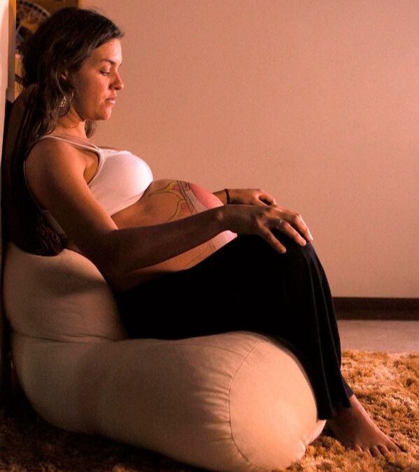 Pregnant Mariana Niemeyer in the birth puff developed by Naoli Vinaver to work as a multi-position support for the pregnants during labor.