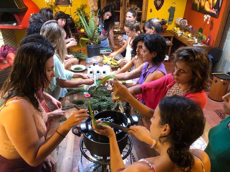 Mexican postpartum workshop by Naoli Vinaver preparing herbs for the postpartum. 