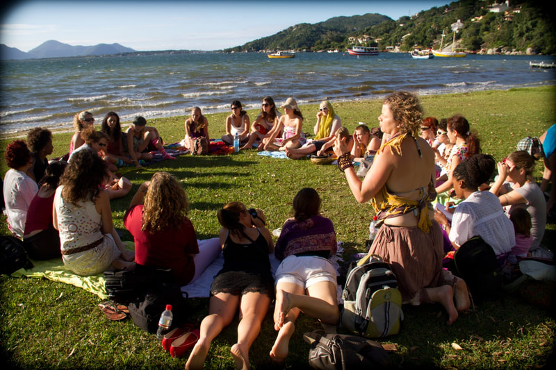 Outdoor class Rendeiras  with Roxana Knobel, in Art of Birth workshop by Naoli Vinaver. Photo by Debora Amorim.