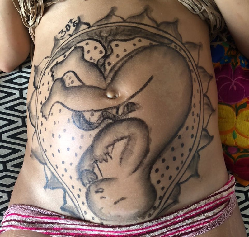 Natural Ultrasound is a technique created by Mexican Midwife Naoli Vinaver in 1992. Belly painted by Naoli Vinaver. Close up photo by Naoli Vinaver