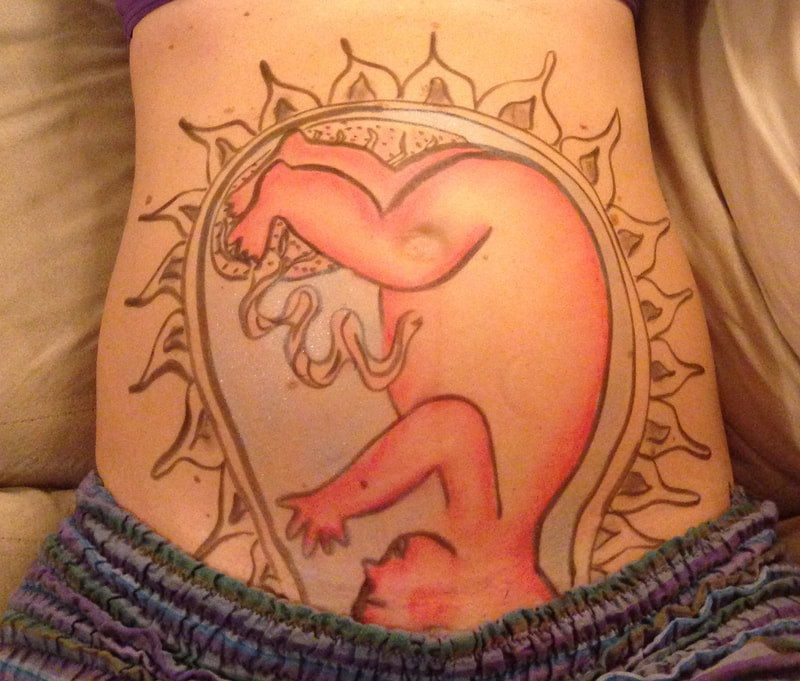 Natural Ultrasound is a technique created by Mexican Midwife Naoli Vinaver in 1992. Belly painted by Naoli Vinaver. Close up photo by Naoli Vinaver.