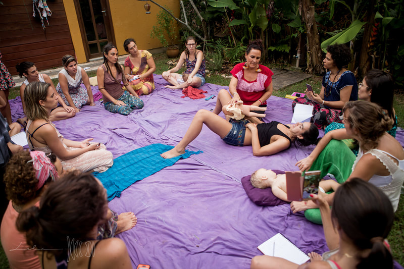 Challenging Births workshop by Naoli Vinaver. Naoli demonstrating a technique for resolving shoulder dystocia. Photo by Lela Beltrão.
