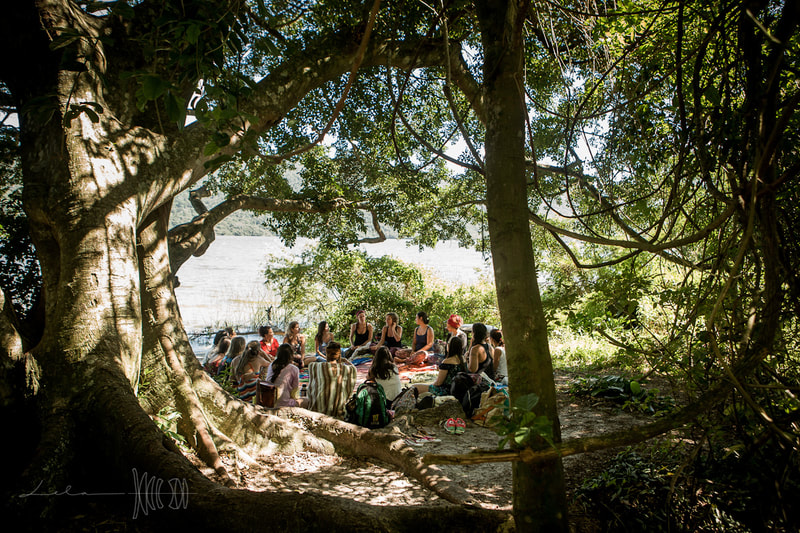 Outdoor class taught by Naoli Vinaver at Art of Birth workshop in Florianopolis, Brazil. Photo by Lela Beltrão.