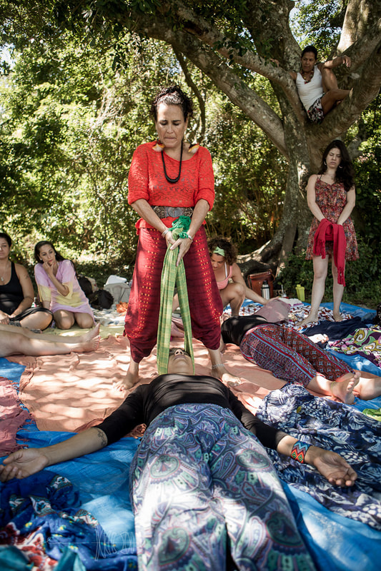 Naoli Vinaver as she teaches Mexican traditional rebozo techniques for Relaxing the woman in The Art of Birth workshop. Photo by Lela Beltrão. 