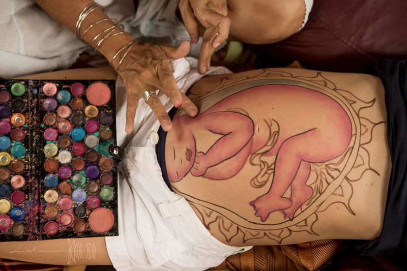 Natural Ultrasound is a technique created by Mexican Midwife Naoli Vinaver in 1992. Belly painting by Naoli Vinaver. Naoli painting belly, coloring it in. Photo by Lela Beltrão.