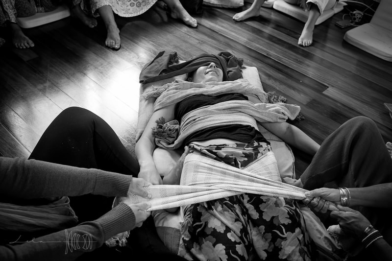 Mexican postpartum workshop by Naoli Vinaver, rebozo/ hips postpartum closing of the bones. Photo by lela Beltrão.