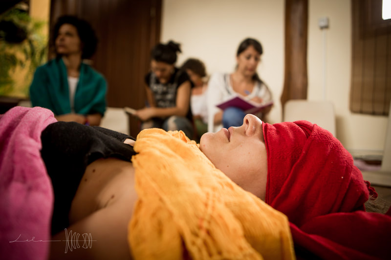 Mexican postpartum workshop by Naoli Vinaver, rebozo wrapped on head postpartum closing of the bones. Photo by Lela Beltrão.