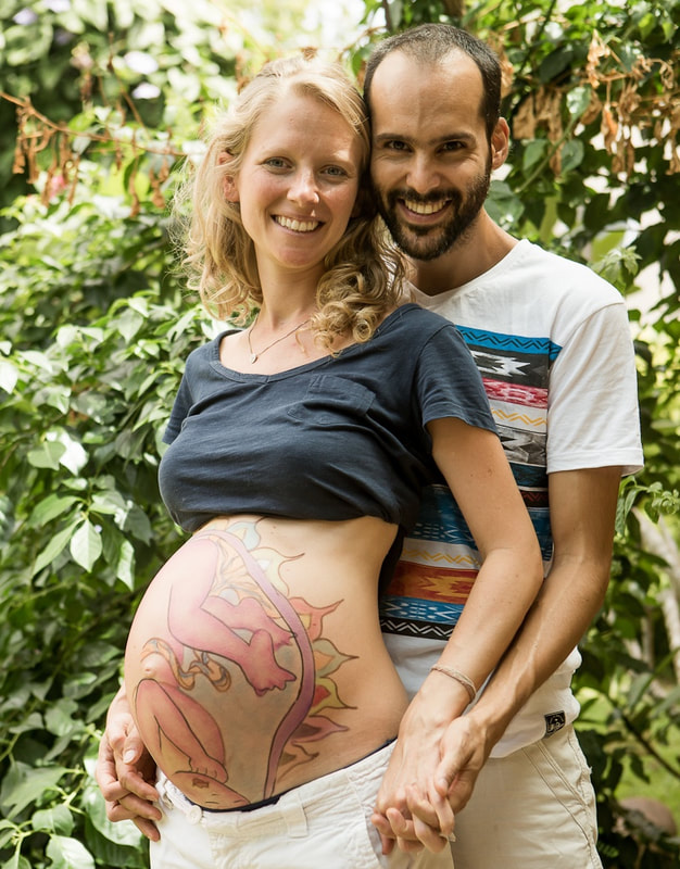 Natural Ultrasound is a technique created by Mexican Midwife Naoli Vinaver in 1992. Belly painting by Naoli Vinaver. Couple proudly displaying the natural ultrasound. Photo by Lela Beltrão.
