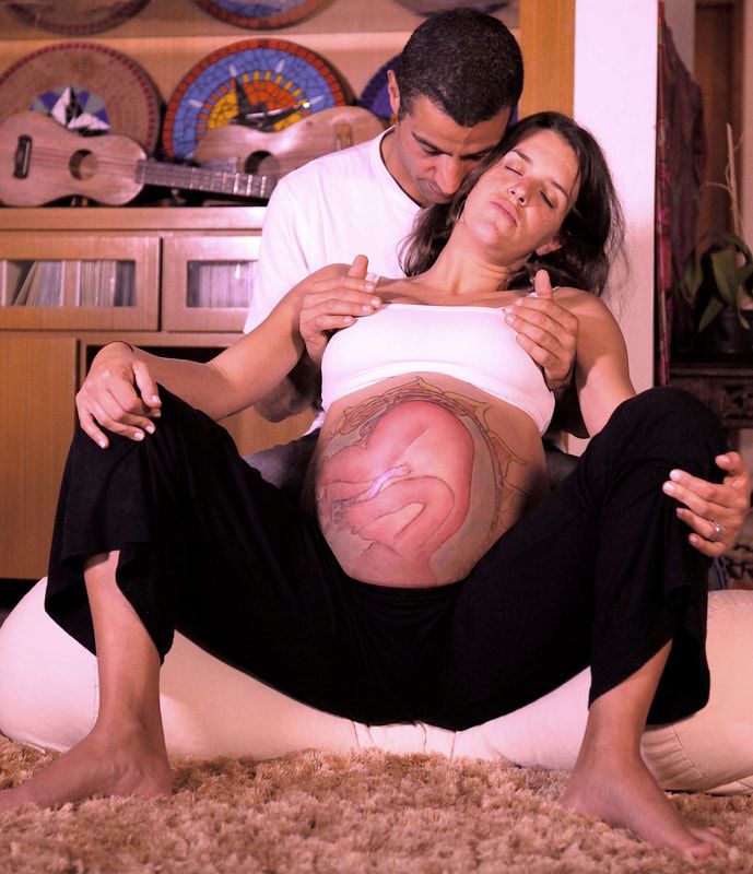 Mariana Niemeyer and her husband Fabiano Valerio using Naoli Vinaver´s birth puff as support for a demonstration on how can be used.